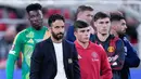 Pelatih Manchester United, Ruben Amorim, dan para pemainnya tampak kecewa setelah ditaklukkan Tottenham Hotspur pada laga final Liga Europa di Stadion Mames, Bilbao, Spanyol, Kamis (22/5/2025). (AP Photo/Bernat Armangue)