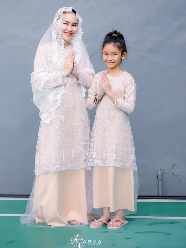 6 Inspirasi Baju Sarimbit Keluarga untuk Lebaran 2024 dari Ayu Ting Ting hingga Tya Ariestya