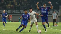 Penyerang Persis Solo, Ramadhan Sananta, saat berduel dengan bek Arema FC, Thales Lira dan Rifad Marasabessy, dalam duel pekan ke-31 BRI Liga 1 2024/2025 di Stadion Manahan, Solo, Senin (5/5/2025). (Bola.com/Radifa Arsa)