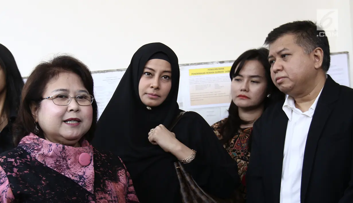 Putri Aisah Aminah bersama kuasa hukumnya seusai sidang perceraian di Pengadilan Agama Jakarta Timur, Kamis (16/8). Sidang lanjutan perceraian itu ditunda dua minggu lantaran Ustaz Alhabsyi selaku pihak tergugat tidak hadir. (Liputan6.com/Herman Zakharia)