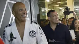 Legenda UFC, Royce Gracie, tiba di lokasi pelatihan di South Quarter, Jakarta, Senin (17/7/2017). Kedatangan pria asal Brasil tersebut untuk memberikan pelatihan sekaligus meresmikan Tatsujin MMA Indonesia. (Bola.com/M Iqbal Ichsan)