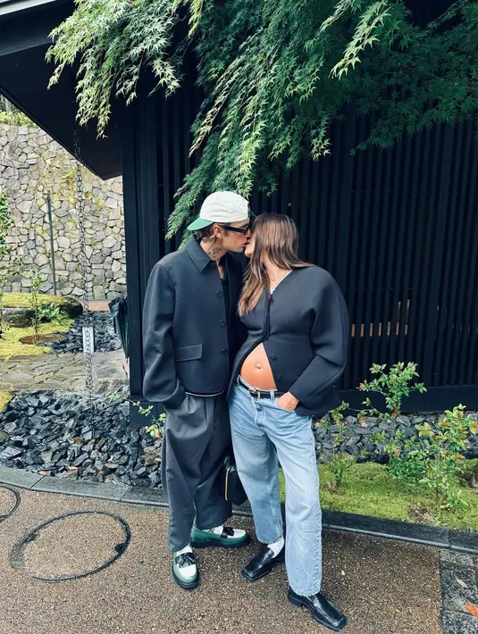 Pasangan ini menampilkan penampilan kasual yang chic saat mereka berbagi ciuman di foto pertama. [@haileybieber/@justinbieber]