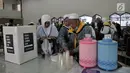 Jemaah haji membuat minuman yang disediakan PPIH saat tiba di Asrama Haji Pondok Gede, Jakarta, Kamis (29/8). (Merdeka.com/Iqbal S. Nugroho)