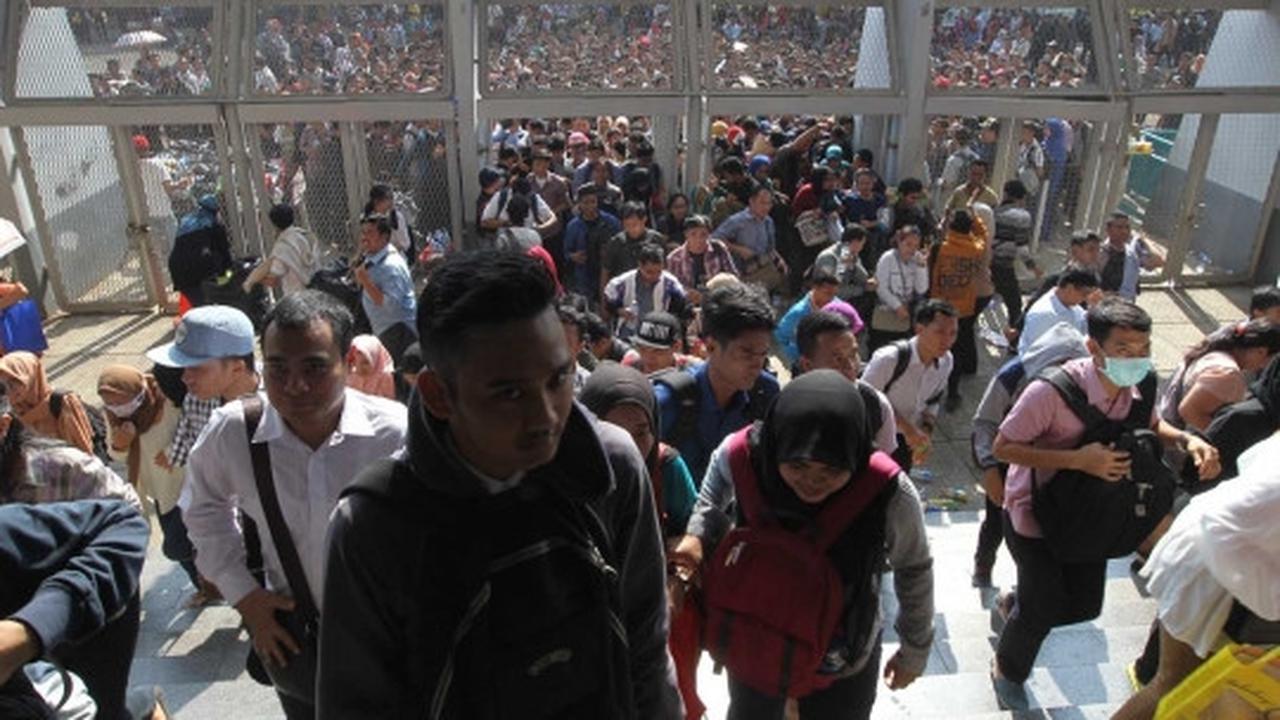 Begini padatnya ribuan pencari kerja di Job Fair GBK