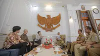 Sekretaris Pertama (Politik) Kementerian Luar Negeri Singapura, Melvyn Foo, tengah berbincang dengan Pj Wali Kota Bandung, Bambang Tirtoyuliono di Kota Bandung,  Senin (15/1/2023). (Dok. Pemkot Bandung)