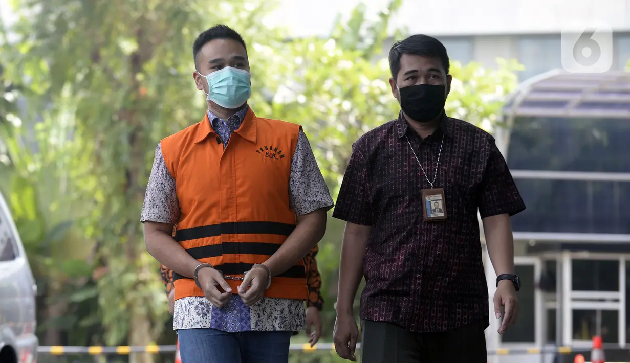 Menantu mantan Sekretaris Mahkamah Agung Nurhadi, Rezky Hebriyono (kiri) saat akan menjalani pemeriksaan pascapenahanan di Gedung KPK, Jakarta, Rabu (10/6/2020). Rezky diperiksa sebagai saksi untuk Nurhadi terkait dugaan suap pengurusan perkara di MA tahun 2011-2016. (merdeka.com/Dwi Narwoko)