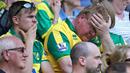 Kesedihan suporter Norwich City setelah kalah dari MU dalam lanjutan Premier League, di Stadion Carrow Road, Norwich, Sabtu (7/5/2016). Norwich hampir pasti terdegradasi. (Action Images via Reuters/Paul Childs)