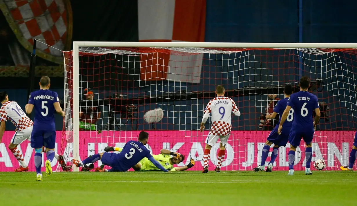 Pemain Kroasia, Nikola Kalinic berhasil membobol gawang Yunani pada leg pertama playoff Piala Dunia 2018 di Stadion Maksimir, Zagreb, Jumat (10/11). Kroasia memperbesar peluangnya untuk lolos ke putaran final usai menang 4-1. (AP/Darko Bandic)