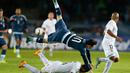 Lionel Messi terjungkal saat berduel dengan bek Uruguay Alvaro Pereira. (AP/Andre Penner)