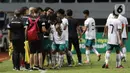 Pemain Timnas U-17 Indonesia menyalami pemain dan official timnas U-17 Palestina usai Kualifikasi Grup B Piala Asia U-17 2023 di Stadion Pakansari, Kab. Bogor, Jawa Barat, Jumat (7/10/2022). Kemenangan atas Palestina memperbesar peluang timnas U-17 Indonesia lolos ke Piala Asia U-17 2023. (Liputan6.com/Helmi Fithriansyah)