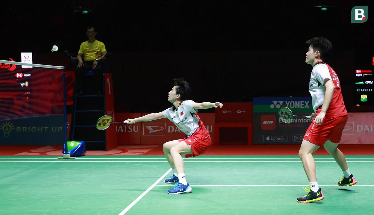 Pada game pertama, Liu Sheng Shu/Zhang Shu Xian langsung menjauh dalam perolehan poin setelah skor imbang 2-2. Pada interval, pasangan China ini memimpin 11-5 atas Yuki Fukushima/Sayaka Hirota. (Bola.com/M Iqbal Ichsan)
