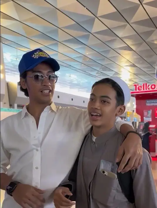 Perempuan kelahiran Semarang 46 tahun silam itu juga mendoakan putranya selalu sehat dan juga sabar dalam menuntut ilmu. Emoticon wajah berlinang air mata, menyiratkan kesedihan mendalam. [Instagram/_ummi_pipik_]