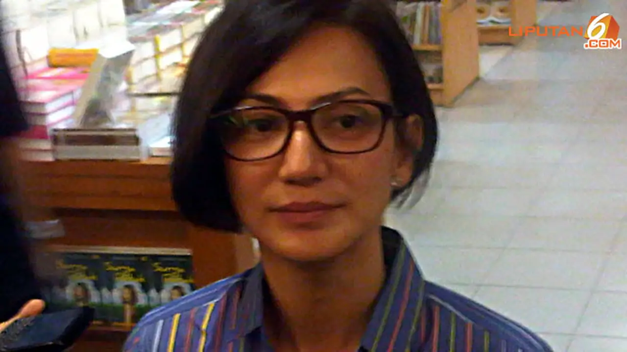 wanda-hamidah-glasses-130702c.jpg