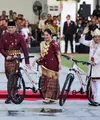 AHY dan Annisa Pohan mendapatkan hadiah sepeda dari Presiden Jokowi, setelah dinobatkan menjadi salah satu pasangan dengan busana terbaik di Upacara Penurunan Bendera Negara Sang Saka Merah Putih. [Foto: Instagram/agusyudhoyono]