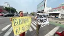 Pengunjuk rasa yang terdiri dari berbagai elemen masyarakat berunjuk rasa di sekitar kantor Badan Gizi Nasional (BGN), Jalan Kebun Sirih, Jakarta Pusat, Rabu (10/6/2026). (merdeka.com/Arie Basuki)