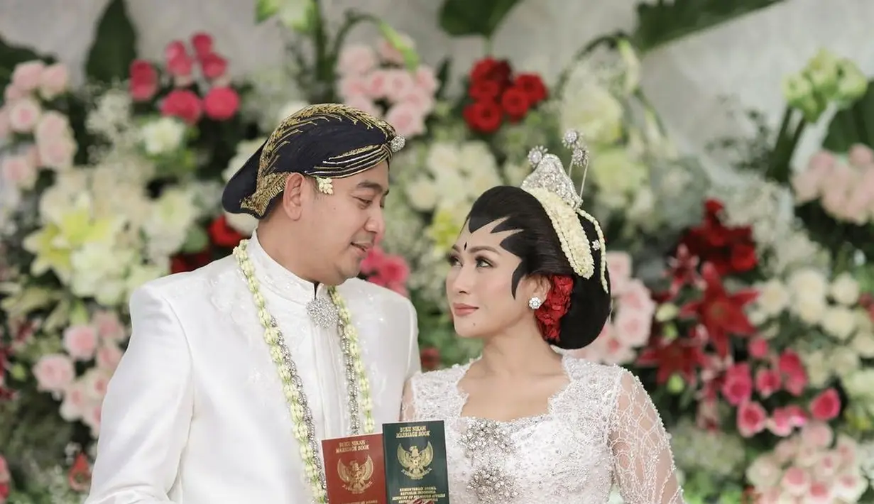 Tata Janeeta berharap Raden Brotoseno adalah pelabuhan terakhir. Mencermati etalase akun Instagramnya, November 2020 dipenuhi unggahan seputar perayaan pernikahan di tengah wabah. Salah satu foto yang ia unggah tentu saja memperlihatkan buku nikah bersama sang suami. Unggahan ini disertai status teks superringkas, “Bismillah.” (Foto: Dok. Instagram @tatajaneetaofficial)