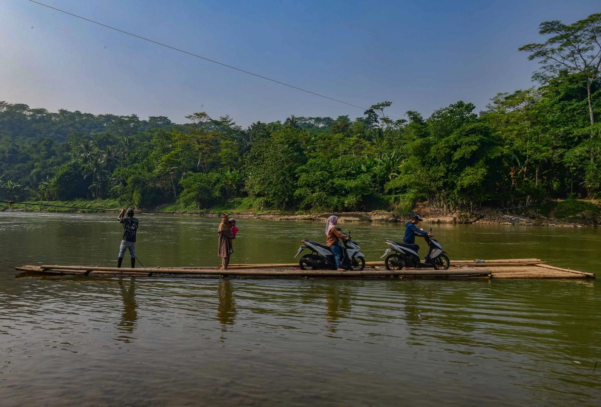 FOTO: Rakit Bambu Terakhir di Sungai Cisadane Masih Melayani Warga