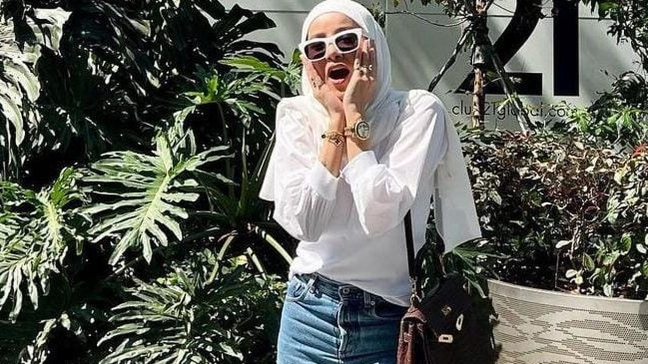 OOTD Simple Olla Ramlan di Singapura, Tenteng Tas Hermes Bernilai Fantastis & Body Goals Jadi Sorotan