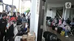 Calon penumpang menunggu jadwal keberangkatan bus antarkota antarprovinsi (AKAP) di Terminal Jatijajar, Depok, Jawa Barat, Minggu (16/4/2023). (merdeka.com/Iqbal S Nugroho)