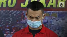 Artis peran Agung Saga dihadirkan dalam rilis kasus kepemilikan narkotika di Polres Metro Jakarta Pusat, Rabu (31/3/2021). Polisi mengamankan satu bungkus plastik klip kecil berisikan narkoba jenis sabu seberat 0,28 gram. (Liputan6.com/Herman Zakharia)
