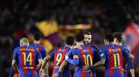 Pemain Barcelona merayakan gol Lionel Messi ke gawang Sporting Gijon di Camp Nou, Kamis (2/3/2017) dinihari WIB. (AP Photo/Manu Fernandez)