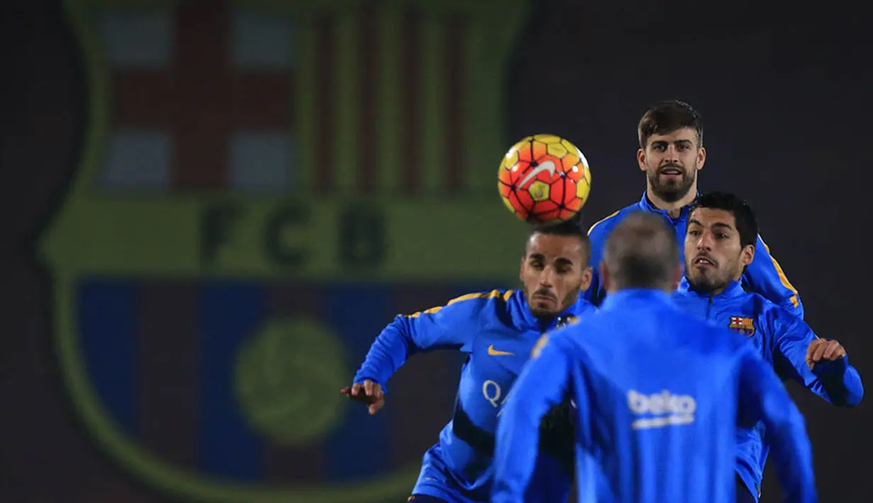 Para pemain Barcelona melakukan latihan perdana pada tahun 2016 di Pusat Olahraga Joan Gamper, Barcelona, Spanyol, Jumat (1/1/2016). (AFP/Pau Barrena)