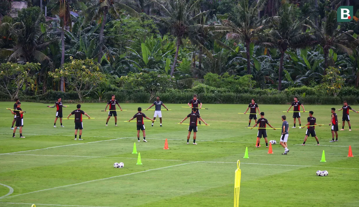 Sesi latihan pertama ini baru diikuti 23 pemain dari total 32 pemain yang dipanggil. (Bola.com/Alit Binawan)