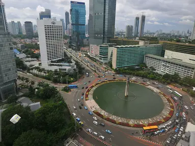 Suasana gedung bertingkat di kawasan Bundaran HI, Jakarta, Rabu (21/12). Tahun 2016 akan berakhir, tetapi penerimaan pajak sepanjang Januari-November ini baru mencapai 71 persen dari target Rp 1.355,2 triliun di APBNP 2016. (Liputan6.com/Angga Yuniar)
