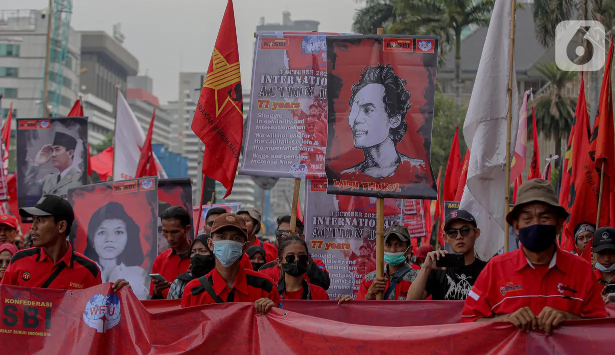 Massa buruh yang tergabung dalam Gerakan Buruh Bersama Rakyat (GEBRAK) menggelar demo di kawasan di Patung Kuda, Jakarta Pusat, Kamis (20/10/2022). Massa aksi juga tampak membawa sejumlah atribut, mulai spanduk hingga poster. (Liputan6.com/Faizal Fanani)