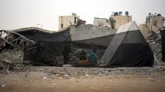 Warga Palestina yang mengungsi akibat bombardir Israel terhadap Jalur Gaza memasak di tenda kamp darurat di kawasan Muwasi, Kamis (28/12/2023). (AP Photo/Fatima Shbair)
