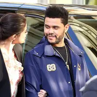 Setelah tertangkap kamera beberapa waktu lalu tengah bermesraan di depan umum, kini Selena Gomez dan The Weeknd kembali terlihat bersama sedang berlibur di kawasan Italia. Genggaman tangan pun tak lepas dari keduanya. (doc.dailymail.com)