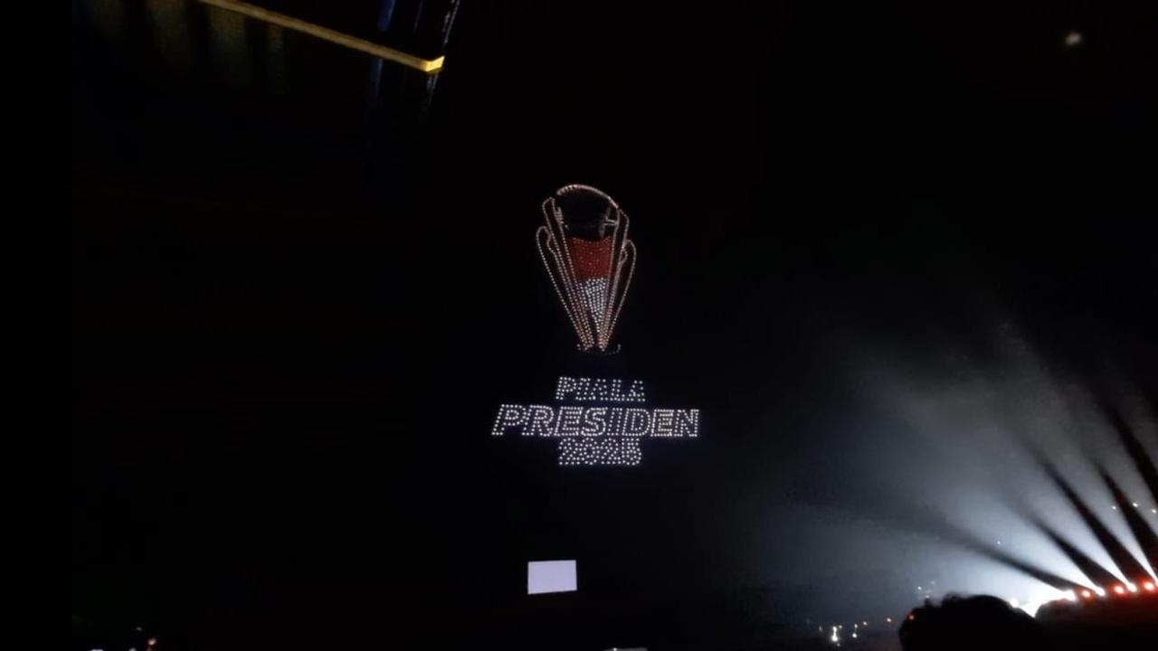 Spektakuler! Ini Detik-detik 1400 Drone Membentuk Wajah Presiden Prabowo & Peta Indonesia di Langit Bandung