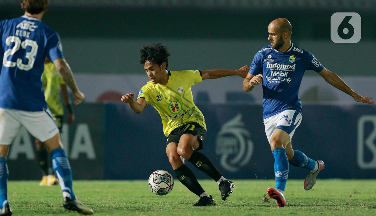 Pemain Barito Putera, Luthfi Kamal (tengah) berusaha melewati pemain Persib Bandung pada laga BRI Liga 1 di Stadion Indomilk Arena, Tangerang, Sabtu (4/9/2021). Persib Bandung menang tipis 1-0 lewat gol telat Marc Klok. (Bola.com/M Iqbal Ichsan)