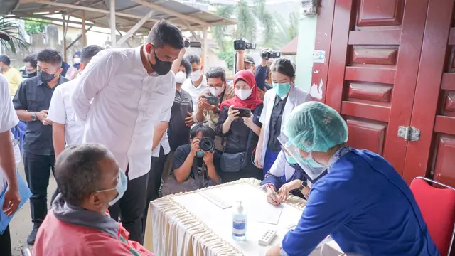 Tracing Covid-19, Bobby Nasution Turun Langsung Tinjau Swab Antigen 150 Warga