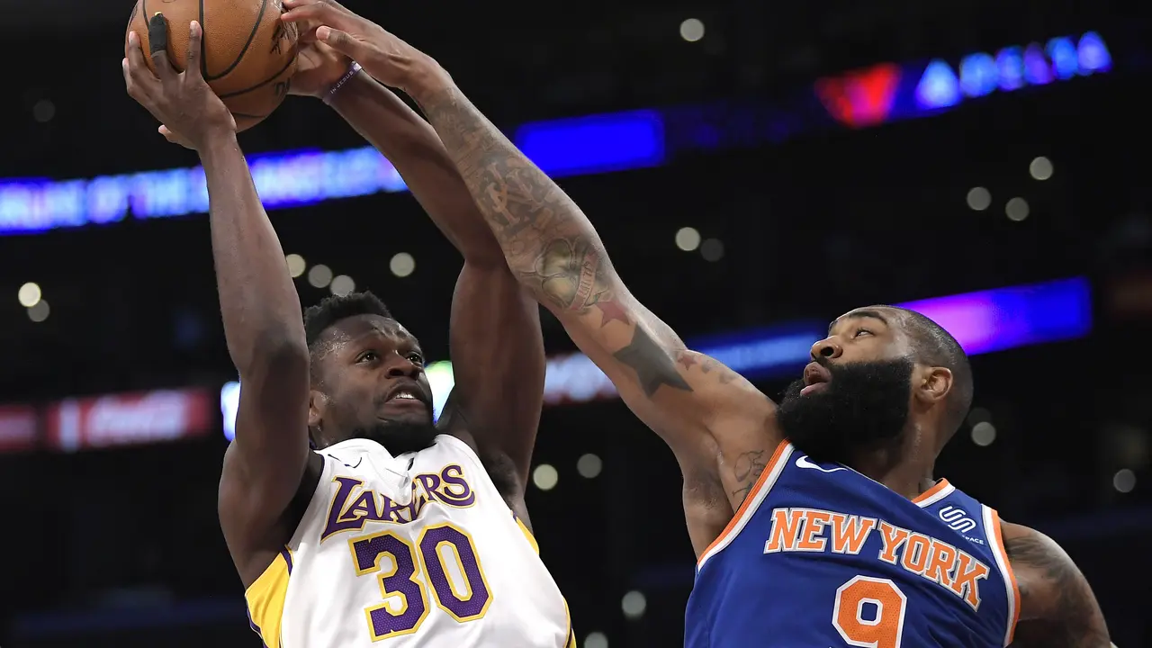 Aksi Julius Randle (baju putih) saat Lakers menghajar Knicks