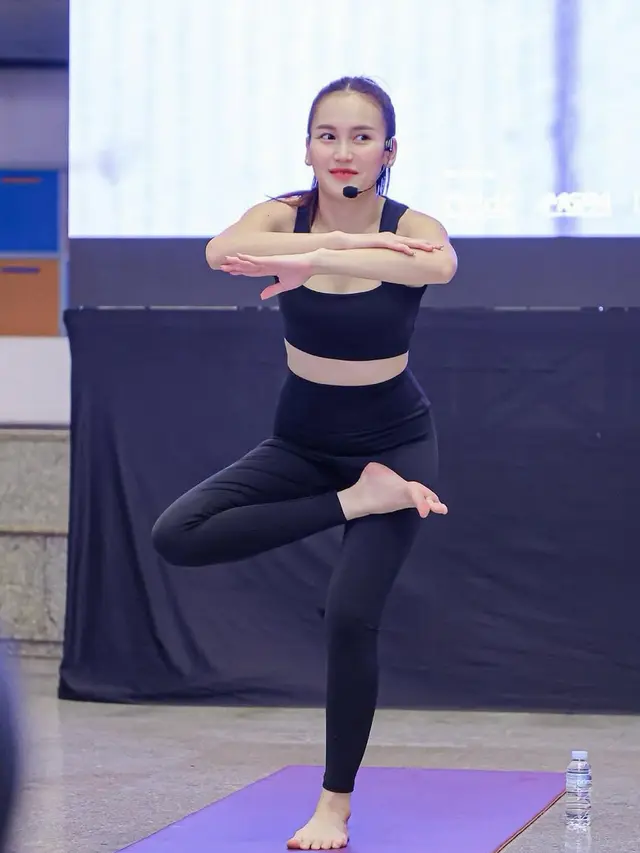 Wajah natural Ayu Ting Ting saat Yoga. [@ayutingting92]