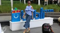 Model mengenakan busana koleksi Fashion Eksklusif Papercut dari Blibli.com dan Ria Miranda di Jakarta, Senin (15/5). (Liputan6.com/Immanuel Antonius)