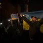 Warga Ukraina berkumpul di Kyiv tengah untuk merayakan perebutan kembali Kota Kherson, Ukraina, Jumat, 11 November 2022 setelah pasukan Rusia mundur. (AP Photo/Bernat Armangue)
