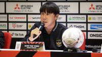 Pelatih Timnas Indonesia, Shin Tae-yong memberikan keterangan saat konferensi pers menjelang laga Grup A Piala AFF 2022 antara Timnas Indonesia melawan Timnas Thailand di Stadion Utama Gelora Bung Karno (SUGBK), Jakarta, Rabu (28/12/2022). (Bola.com/Bagaskara Lazuardi)