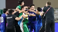 Para pemain Uzbekistan merayakan kemenangan setelah pertandingan Kualifikasi Piala Dunia FIFA 2026 melawan Uni Emirat Arab berakhir imbang, sehingga mereka lolos ke Piala Dunia untuk pertama kalinya, di Stadion Al-Nahyan di Abu Dhabi pada tanggal 5 Juni 2025. (Fadel SENNA/AFP)