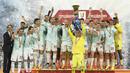 Kiper Inter Milan, Samir Handanovic, mengangkat tofi juara setelah memenangkan final Coppa Italia melawan Fiorentina di Stadion Olimpico, Kamis (25/5/2023). Inter berhasil meraih trofi ke-9 di Coppa Italia. (AFP/IsabellaBonotto)