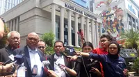 Tim Pembela Demokrasi Indonesia (TPDI) dan Perekat Nusantara menyambangi Gedung Mahkamah Konstitusi (MK), untuk menyatakan sikap dan dukungannya agar para hakim konstitusi bisa bersikap netral.
