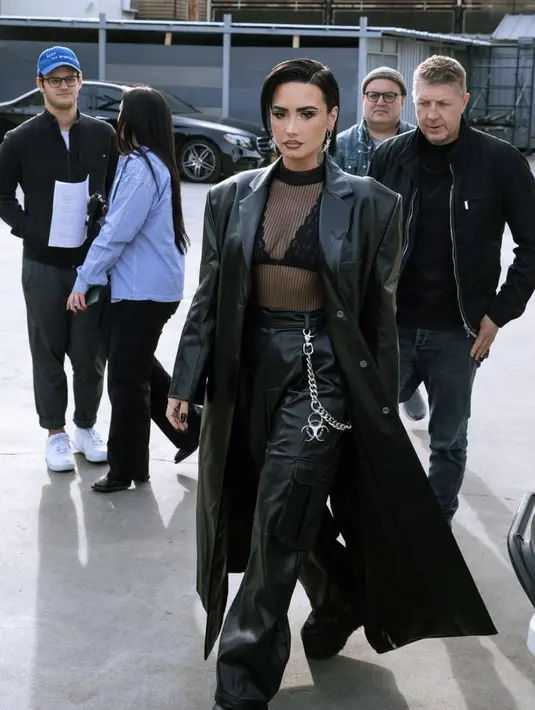 Tampil grunge melalui elemen fashion yang dipakainya, Demi Lovato hadir memikat dengan gaya yang begitu sempurna. [Foto: Instagram/ Demi Lovato]