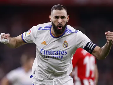 Penyerang Real Madrid, Karim Benzema berselebrasi usai mencetak gol ke gawang Athletic Bilbao pada pertandingan lanjutan La Liga Spanyol di stadion San Mames di Bilbao, Spanyol, Kamis (23/12/2021). Benzema mencetak dua gol dan mengantar Madrid menang atas Bilbao 2-1. (AP Photo/Ricardo Larreina)
