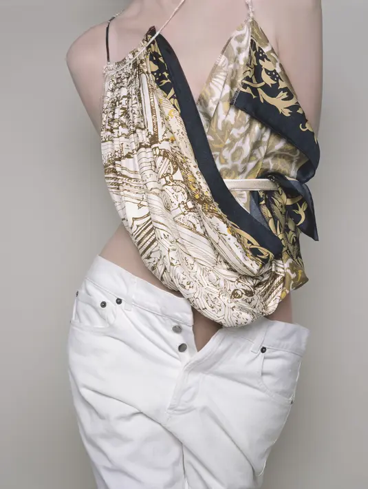 Menggabungkan motif lambang dari koleksi dan sketsa oleh Pietro Ruffo yang merayakan keajaiban kartu tarot. (Foto: Laurine Bonnet-Christian Dior)