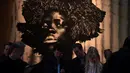 Karya seni berjudul 'Faniswa, Sea Point, Cape Town, 2016' buatan seniman Afrika Selatan Zanele Muholi terlihat saat pratinjau pers menjelang pembukaan pameran International Venice Biennale di Venesia, Italia, Rabu (8/5/2019). (TIZIANA FABI/AFP)