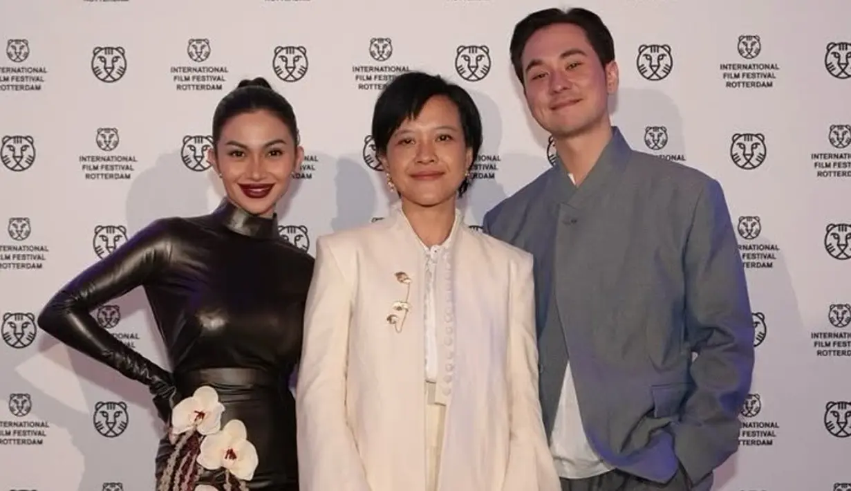 Ariel Tatum kembali tuai pujian atas penampilan terbarunya di International Film Festival Rotterdam. Ia tampil dengan gaya bold yang tunjukkan pesona khas perempuan Indonesia [@arieltatum]