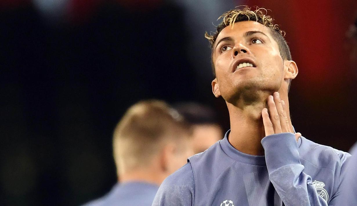 Striker Real Madrid, Cristiano Ronaldo, saat mengikuti sesi latihan di Stadion Cardiff (02/06/2017). Real Madrid akan berhadapan dengan Juventus pada final Liga Champions. (EPA/Daniel Dal Zennaro)