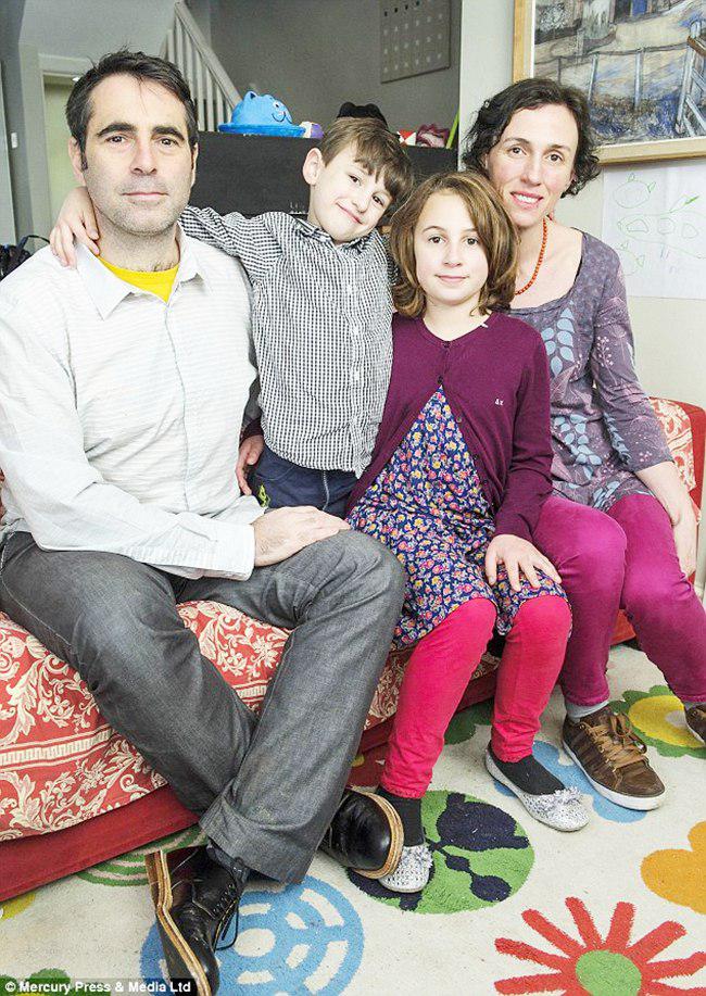 Daniel setiap hari berusaha mengingat wajah istri dan kedua anaknya | foto: copyright dailymail.co.uk