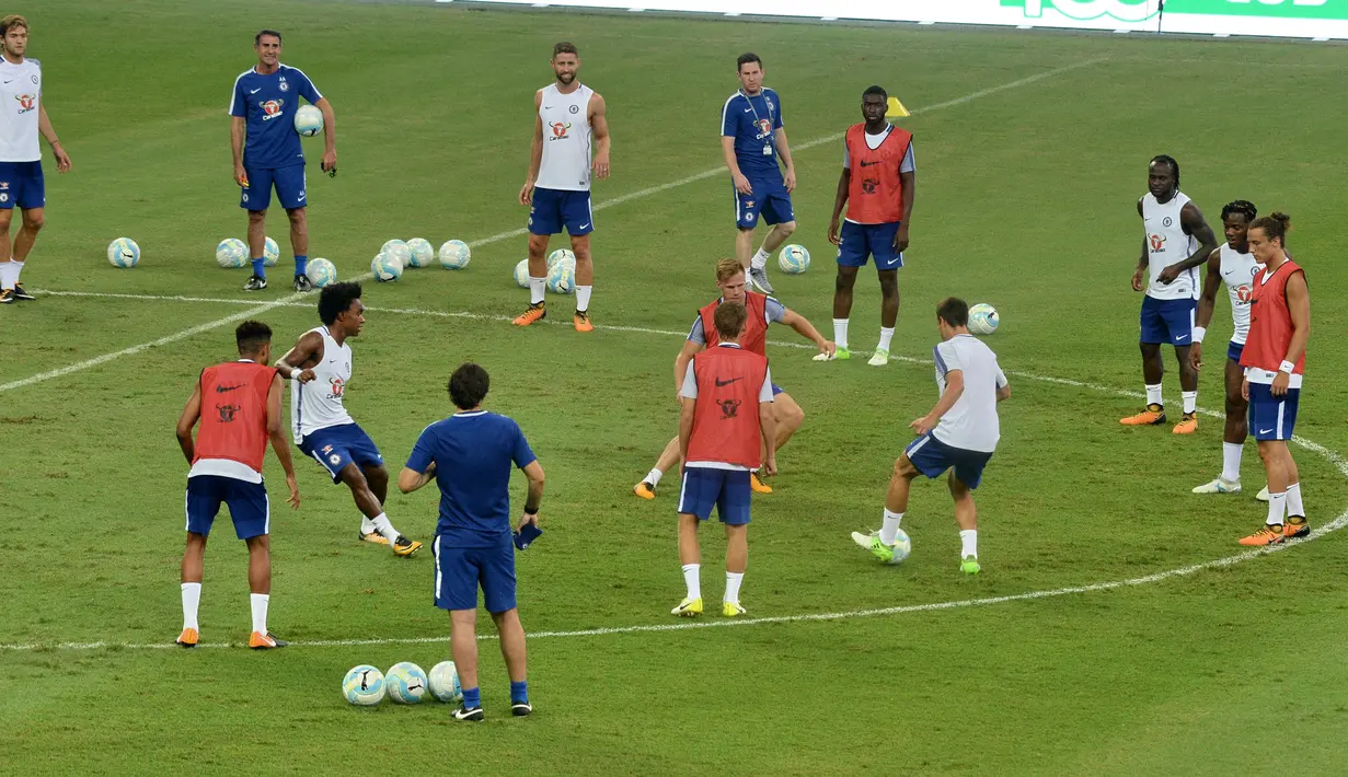 Para pemain Chelsea mengikuti sesi latihan di Singapura, Senin (24/7/2017). Chelsea akan bersua Bayern Munchen pada laga International Champions Cup 2017. (AFP/Roslan Rahman)